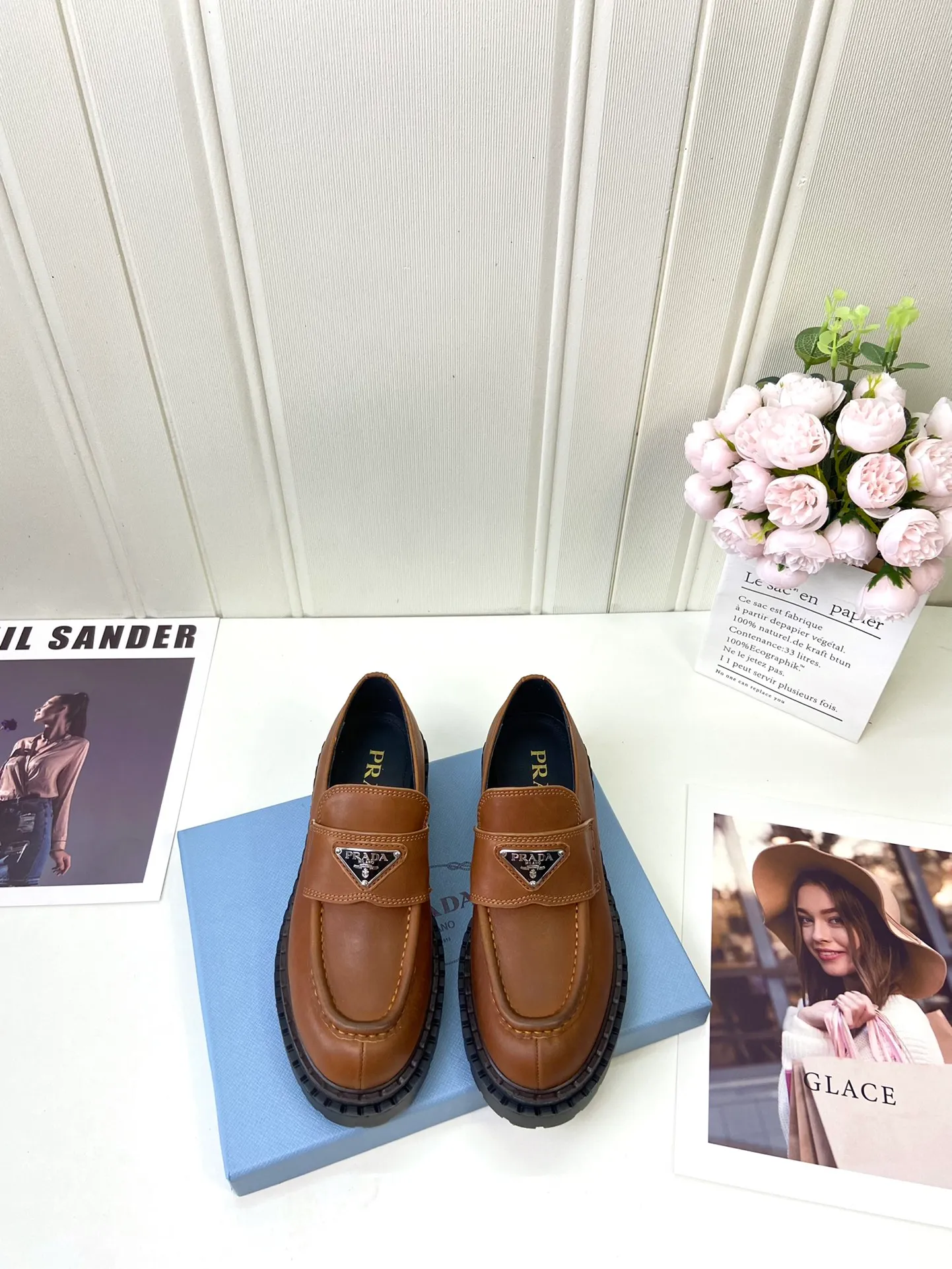 👟👟Ex-factory price 520👟👟 🔥🔥✨Prada* 2024WA new autumn and winter thick-soled loafers👟 These leather loafers use thick soles, craftsmanship details and contemporary elements add vitality, interpreting classics in a new fashion language. Enamel-coated triangular metal logo with a height of 55 mm makes its debut 🌟 Recommended by major bloggers on Xiaohongshu, developed 1-1 to highlight classic charm. Cowhide lining TPU outsole ➕ genuine leather edge bar Code number: 35 to 41 (40-41 customized, non-refundable)